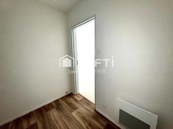 Studio 25 m² rénové, balcon, place de parking