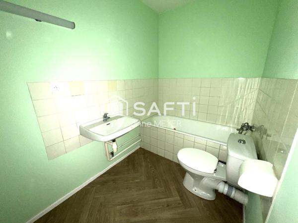 Studio 25 m² rénové, balcon, place de parking