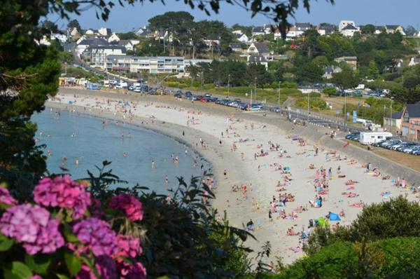 Maison de 56 m2 avec garage et jardin . Belle vue mer de toutes les pièces