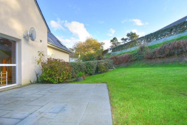 Maison de 56 m2 avec garage et jardin . Belle vue mer de toutes les pièces