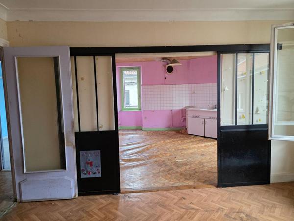 Dunières 43220 idéalement situé en plein centre du village proche des commodités Immeuble élevé sur caves sur trois niveaux plus combles aménageables à rénover en totalité environ 202m² habitables