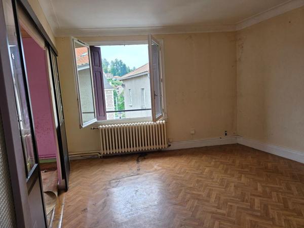 Dunières 43220 idéalement situé en plein centre du village proche des commodités Immeuble élevé sur caves sur trois niveaux plus combles aménageables à rénover en totalité environ 202m² habitables