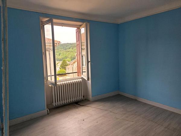 Dunières 43220 idéalement situé en plein centre du village proche des commodités Immeuble élevé sur caves sur trois niveaux plus combles aménageables à rénover en totalité environ 202m² habitables