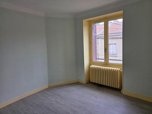 Dunières 43220 idéalement situé en plein centre du village proche des commodités Immeuble élevé sur caves sur trois niveaux plus combles aménageables à rénover en totalité environ 202m² habitables