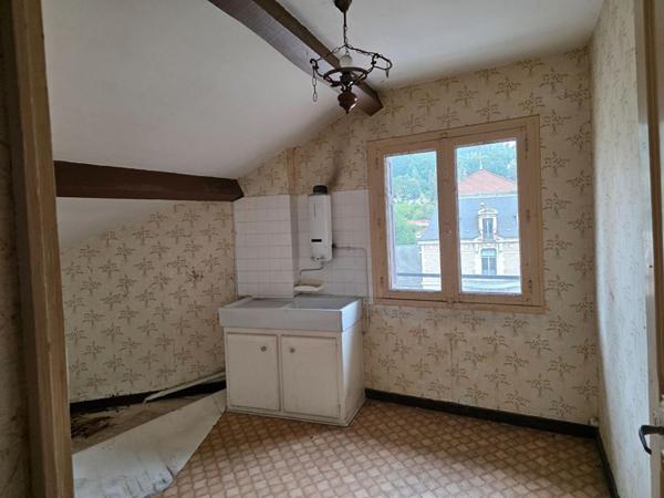 Dunières 43220 idéalement situé en plein centre du village proche des commodités Immeuble élevé sur caves sur trois niveaux plus combles aménageables à rénover en totalité environ 202m² habitables
