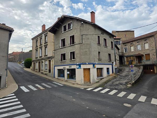 Dunières 43220 idéalement situé en plein centre du village proche des commodités Immeuble élevé sur caves sur trois niveaux plus combles aménageables à rénover en totalité environ 202m² habitables