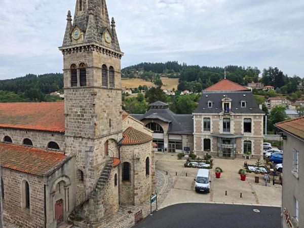 Dunières 43220 idéalement situé en plein centre du village proche des commodités Immeuble élevé sur caves sur trois niveaux plus combles aménageables à rénover en totalité environ 202m² habitables