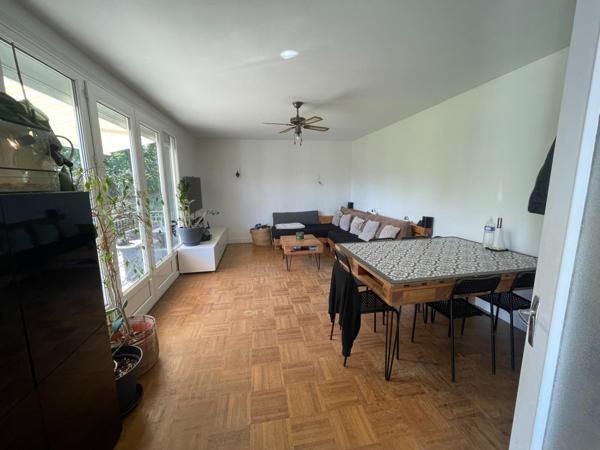 Maison traditionnelle, bon état, beau potentiel.