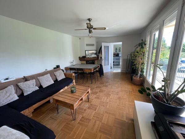 Maison traditionnelle, bon état, beau potentiel.