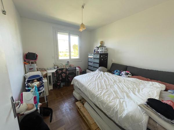 Maison traditionnelle, bon état, beau potentiel.