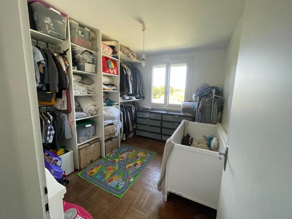 Maison traditionnelle, bon état, beau potentiel.