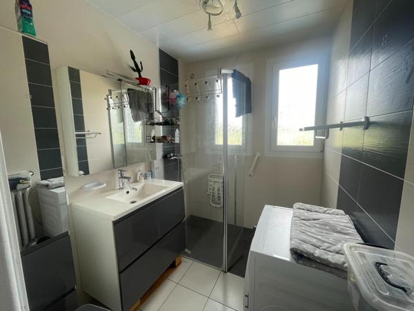 Maison traditionnelle, bon état, beau potentiel.