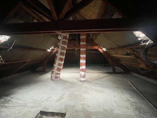 Maison traditionnelle, bon état, beau potentiel.