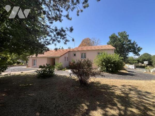 Argentonnay-La Coudre, très belle propriété de 170 m², avec étang sur environ 8320 m². Un vérit...