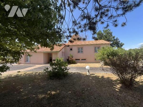 Argentonnay-La Coudre, très belle propriété de 170 m², avec étang sur environ 8320 m². Un vérit...
