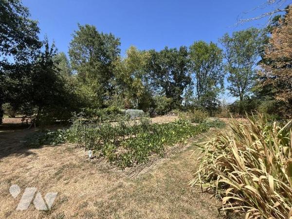 Argentonnay-La Coudre, très belle propriété de 170 m², avec étang sur environ 8320 m². Un vérit...