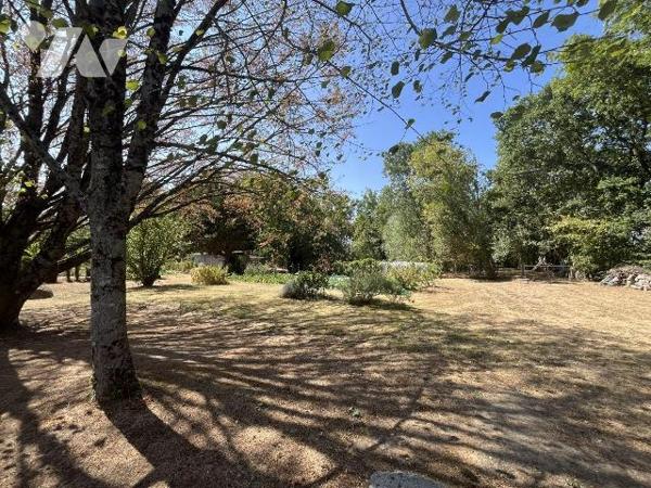 Argentonnay-La Coudre, très belle propriété de 170 m², avec étang sur environ 8320 m². Un vérit...