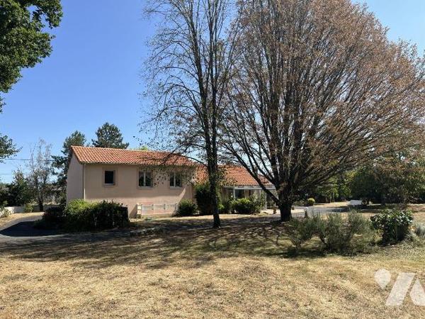 Argentonnay-La Coudre, très belle propriété de 170 m², avec étang sur environ 8320 m². Un vérit...