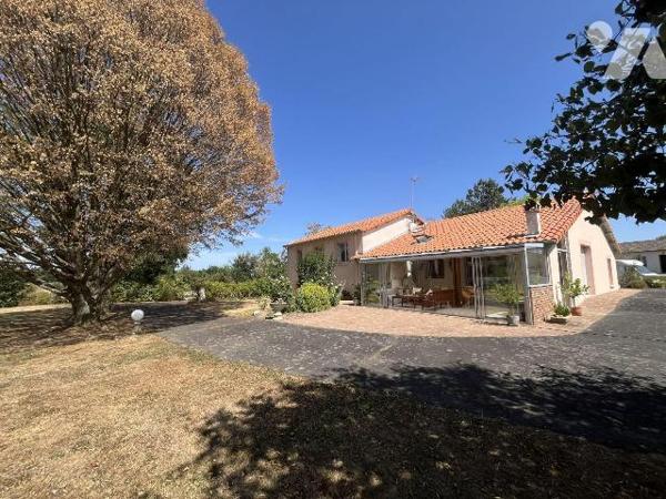 Argentonnay-La Coudre, très belle propriété de 170 m², avec étang sur environ 8320 m². Un vérit...