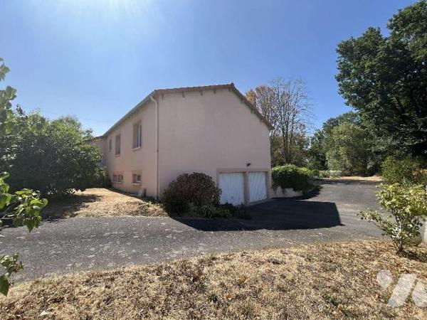 Argentonnay-La Coudre, très belle propriété de 170 m², avec étang sur environ 8320 m². Un vérit...