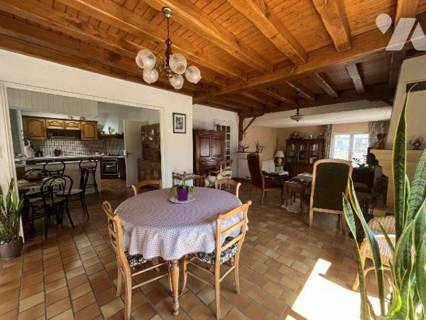 Argentonnay-La Coudre, très belle propriété de 170 m², avec étang sur environ 8320 m². Un vérit...
