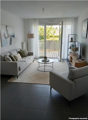 Nantes – Route de Vannes, découvrez ce charmant appartement 2 pièces de 43 m², situé au 1er étage avec ascenseur d’une résidence récente construite en 2015.

En excellent état, ce bien offre un agencement fonctionnel et agréable. Il se compose d’une entrée, d’une cuisine aménagée et équipée ouverte sur un séjour lumineux, donnant accès à un balcon au calme, côté cour intérieure.

Vous profiterez d’une chambre confortable et d’une salle d’eau avec toilettes.

Une place de stationnement privative en sous-sol en sus.

Un emplacement idéal au quotidien

Chauffé via une chaudière gaz individuel. 

Vous bénéficierez d’un environnement pratique et recherché, avec les commerces, services et établissements scolaires à proximité immédiate. Les transports en commun et le tramway sont également facilement accessibles, permettant de rejoindre rapidement les différents quartiers de Nantes.

Un appartement idéal pour une résidence principale comme pour un investissement locatif, grâce à son emplacement, son état général et ses prestations.
Venez visiter sans plus tarder, un conseiller disponible 7/7.