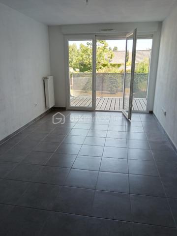 Nantes – Route de Vannes, découvrez ce charmant appartement 2 pièces de 43 m², situé au 1er étage avec ascenseur d’une résidence récente construite en 2015.

En excellent état, ce bien offre un agencement fonctionnel et agréable. Il se compose d’une entrée, d’une cuisine aménagée et équipée ouverte sur un séjour lumineux, donnant accès à un balcon au calme, côté cour intérieure.

Vous profiterez d’une chambre confortable et d’une salle d’eau avec toilettes.

Une place de stationnement privative en sous-sol en sus.

Un emplacement idéal au quotidien

Chauffé via une chaudière gaz individuel. 

Vous bénéficierez d’un environnement pratique et recherché, avec les commerces, services et établissements scolaires à proximité immédiate. Les transports en commun et le tramway sont également facilement accessibles, permettant de rejoindre rapidement les différents quartiers de Nantes.

Un appartement idéal pour une résidence principale comme pour un investissement locatif, grâce à son emplacement, son état général et ses prestations.
Venez visiter sans plus tarder, un conseiller disponible 7/7.