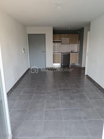 Nantes – Route de Vannes, découvrez ce charmant appartement 2 pièces de 43 m², situé au 1er étage avec ascenseur d’une résidence récente construite en 2015.

En excellent état, ce bien offre un agencement fonctionnel et agréable. Il se compose d’une entrée, d’une cuisine aménagée et équipée ouverte sur un séjour lumineux, donnant accès à un balcon au calme, côté cour intérieure.

Vous profiterez d’une chambre confortable et d’une salle d’eau avec toilettes.

Une place de stationnement privative en sous-sol en sus.

Un emplacement idéal au quotidien

Chauffé via une chaudière gaz individuel. 

Vous bénéficierez d’un environnement pratique et recherché, avec les commerces, services et établissements scolaires à proximité immédiate. Les transports en commun et le tramway sont également facilement accessibles, permettant de rejoindre rapidement les différents quartiers de Nantes.

Un appartement idéal pour une résidence principale comme pour un investissement locatif, grâce à son emplacement, son état général et ses prestations.
Venez visiter sans plus tarder, un conseiller disponible 7/7.