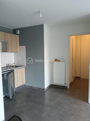 Nantes – Route de Vannes, découvrez ce charmant appartement 2 pièces de 43 m², situé au 1er étage avec ascenseur d’une résidence récente construite en 2015.

En excellent état, ce bien offre un agencement fonctionnel et agréable. Il se compose d’une entrée, d’une cuisine aménagée et équipée ouverte sur un séjour lumineux, donnant accès à un balcon au calme, côté cour intérieure.

Vous profiterez d’une chambre confortable et d’une salle d’eau avec toilettes.

Une place de stationnement privative en sous-sol en sus.

Un emplacement idéal au quotidien

Chauffé via une chaudière gaz individuel. 

Vous bénéficierez d’un environnement pratique et recherché, avec les commerces, services et établissements scolaires à proximité immédiate. Les transports en commun et le tramway sont également facilement accessibles, permettant de rejoindre rapidement les différents quartiers de Nantes.

Un appartement idéal pour une résidence principale comme pour un investissement locatif, grâce à son emplacement, son état général et ses prestations.
Venez visiter sans plus tarder, un conseiller disponible 7/7.