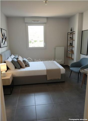 Nantes – Route de Vannes, découvrez ce charmant appartement 2 pièces de 43 m², situé au 1er étage avec ascenseur d’une résidence récente construite en 2015.

En excellent état, ce bien offre un agencement fonctionnel et agréable. Il se compose d’une entrée, d’une cuisine aménagée et équipée ouverte sur un séjour lumineux, donnant accès à un balcon au calme, côté cour intérieure.

Vous profiterez d’une chambre confortable et d’une salle d’eau avec toilettes.

Une place de stationnement privative en sous-sol en sus.

Un emplacement idéal au quotidien

Chauffé via une chaudière gaz individuel. 

Vous bénéficierez d’un environnement pratique et recherché, avec les commerces, services et établissements scolaires à proximité immédiate. Les transports en commun et le tramway sont également facilement accessibles, permettant de rejoindre rapidement les différents quartiers de Nantes.

Un appartement idéal pour une résidence principale comme pour un investissement locatif, grâce à son emplacement, son état général et ses prestations.
Venez visiter sans plus tarder, un conseiller disponible 7/7.