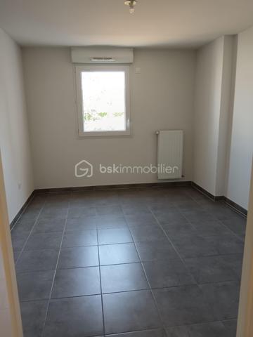 Nantes – Route de Vannes, découvrez ce charmant appartement 2 pièces de 43 m², situé au 1er étage avec ascenseur d’une résidence récente construite en 2015.

En excellent état, ce bien offre un agencement fonctionnel et agréable. Il se compose d’une entrée, d’une cuisine aménagée et équipée ouverte sur un séjour lumineux, donnant accès à un balcon au calme, côté cour intérieure.

Vous profiterez d’une chambre confortable et d’une salle d’eau avec toilettes.

Une place de stationnement privative en sous-sol en sus.

Un emplacement idéal au quotidien

Chauffé via une chaudière gaz individuel. 

Vous bénéficierez d’un environnement pratique et recherché, avec les commerces, services et établissements scolaires à proximité immédiate. Les transports en commun et le tramway sont également facilement accessibles, permettant de rejoindre rapidement les différents quartiers de Nantes.

Un appartement idéal pour une résidence principale comme pour un investissement locatif, grâce à son emplacement, son état général et ses prestations.
Venez visiter sans plus tarder, un conseiller disponible 7/7.