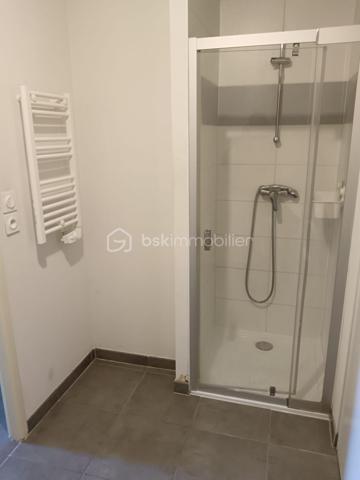 Nantes – Route de Vannes, découvrez ce charmant appartement 2 pièces de 43 m², situé au 1er étage avec ascenseur d’une résidence récente construite en 2015.

En excellent état, ce bien offre un agencement fonctionnel et agréable. Il se compose d’une entrée, d’une cuisine aménagée et équipée ouverte sur un séjour lumineux, donnant accès à un balcon au calme, côté cour intérieure.

Vous profiterez d’une chambre confortable et d’une salle d’eau avec toilettes.

Une place de stationnement privative en sous-sol en sus.

Un emplacement idéal au quotidien

Chauffé via une chaudière gaz individuel. 

Vous bénéficierez d’un environnement pratique et recherché, avec les commerces, services et établissements scolaires à proximité immédiate. Les transports en commun et le tramway sont également facilement accessibles, permettant de rejoindre rapidement les différents quartiers de Nantes.

Un appartement idéal pour une résidence principale comme pour un investissement locatif, grâce à son emplacement, son état général et ses prestations.
Venez visiter sans plus tarder, un conseiller disponible 7/7.