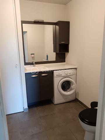 Nantes – Route de Vannes, découvrez ce charmant appartement 2 pièces de 43 m², situé au 1er étage avec ascenseur d’une résidence récente construite en 2015.

En excellent état, ce bien offre un agencement fonctionnel et agréable. Il se compose d’une entrée, d’une cuisine aménagée et équipée ouverte sur un séjour lumineux, donnant accès à un balcon au calme, côté cour intérieure.

Vous profiterez d’une chambre confortable et d’une salle d’eau avec toilettes.

Une place de stationnement privative en sous-sol en sus.

Un emplacement idéal au quotidien

Chauffé via une chaudière gaz individuel. 

Vous bénéficierez d’un environnement pratique et recherché, avec les commerces, services et établissements scolaires à proximité immédiate. Les transports en commun et le tramway sont également facilement accessibles, permettant de rejoindre rapidement les différents quartiers de Nantes.

Un appartement idéal pour une résidence principale comme pour un investissement locatif, grâce à son emplacement, son état général et ses prestations.
Venez visiter sans plus tarder, un conseiller disponible 7/7.