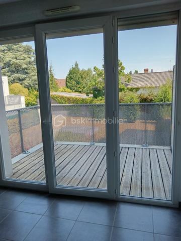 Nantes – Route de Vannes, découvrez ce charmant appartement 2 pièces de 43 m², situé au 1er étage avec ascenseur d’une résidence récente construite en 2015.

En excellent état, ce bien offre un agencement fonctionnel et agréable. Il se compose d’une entrée, d’une cuisine aménagée et équipée ouverte sur un séjour lumineux, donnant accès à un balcon au calme, côté cour intérieure.

Vous profiterez d’une chambre confortable et d’une salle d’eau avec toilettes.

Une place de stationnement privative en sous-sol en sus.

Un emplacement idéal au quotidien

Chauffé via une chaudière gaz individuel. 

Vous bénéficierez d’un environnement pratique et recherché, avec les commerces, services et établissements scolaires à proximité immédiate. Les transports en commun et le tramway sont également facilement accessibles, permettant de rejoindre rapidement les différents quartiers de Nantes.

Un appartement idéal pour une résidence principale comme pour un investissement locatif, grâce à son emplacement, son état général et ses prestations.
Venez visiter sans plus tarder, un conseiller disponible 7/7.