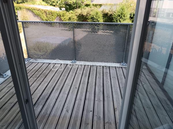 Nantes – Route de Vannes, découvrez ce charmant appartement 2 pièces de 43 m², situé au 1er étage avec ascenseur d’une résidence récente construite en 2015.

En excellent état, ce bien offre un agencement fonctionnel et agréable. Il se compose d’une entrée, d’une cuisine aménagée et équipée ouverte sur un séjour lumineux, donnant accès à un balcon au calme, côté cour intérieure.

Vous profiterez d’une chambre confortable et d’une salle d’eau avec toilettes.

Une place de stationnement privative en sous-sol en sus.

Un emplacement idéal au quotidien

Chauffé via une chaudière gaz individuel. 

Vous bénéficierez d’un environnement pratique et recherché, avec les commerces, services et établissements scolaires à proximité immédiate. Les transports en commun et le tramway sont également facilement accessibles, permettant de rejoindre rapidement les différents quartiers de Nantes.

Un appartement idéal pour une résidence principale comme pour un investissement locatif, grâce à son emplacement, son état général et ses prestations.
Venez visiter sans plus tarder, un conseiller disponible 7/7.