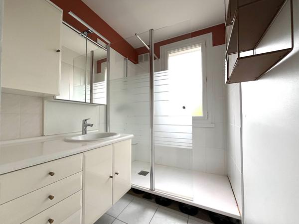 A LOUER - NANTES - QUARTIER ZOLA - T3 MEUBLE AVEC LOGGIA + GARAGE