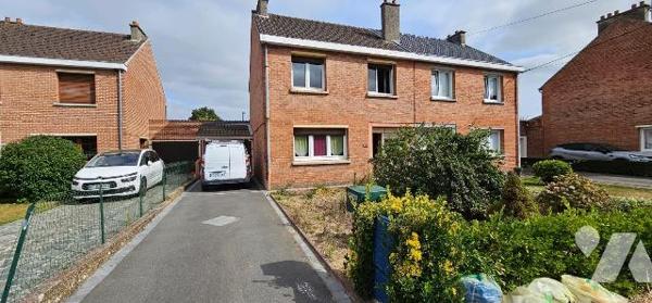 Gros potentiel pour cette maison à vendre à proximité immédiate du centre et des écoles. Celle-...