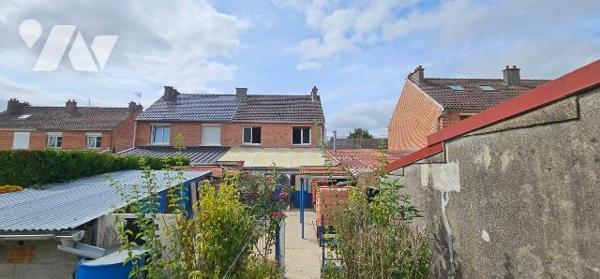 Gros potentiel pour cette maison à vendre à proximité immédiate du centre et des écoles. Celle-...