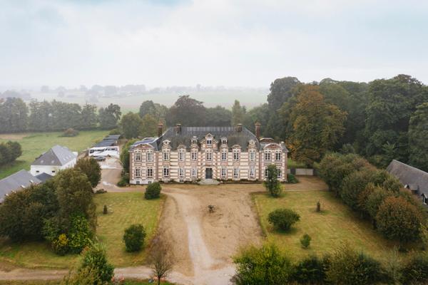 NORMANDIE Château XVIè de 15 pièces (602 m²) en vente avec dépendances et revenus locatifs sur 5,5 hectares