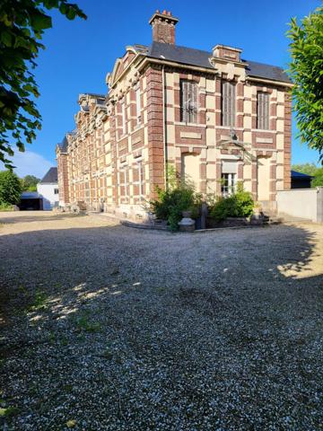 NORMANDIE Château XVIè de 15 pièces (602 m²) en vente avec dépendances et revenus locatifs sur 5,5 hectares
