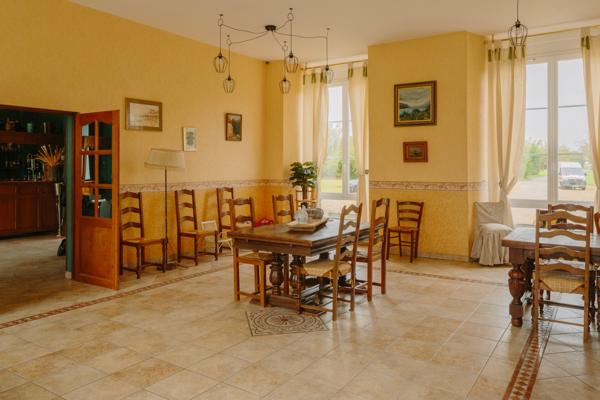 NORMANDIE Château XVIè de 15 pièces (602 m²) en vente avec dépendances et revenus locatifs sur 5,5 hectares