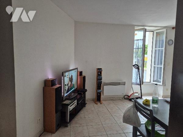 A Nalliers, plein centre, maison de bourg en pierre comprenant 2 appartements lumineux, meublés.