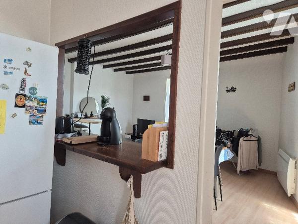 A Nalliers, plein centre, maison de bourg en pierre comprenant 2 appartements lumineux, meublés.