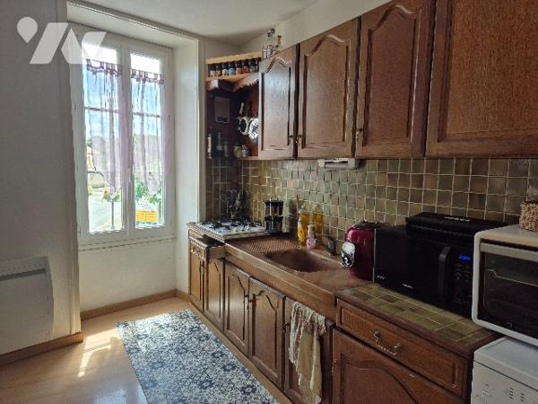 A Nalliers, plein centre, maison de bourg en pierre comprenant 2 appartements lumineux, meublés.