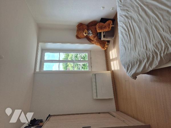 A Nalliers, plein centre, maison de bourg en pierre comprenant 2 appartements lumineux, meublés.