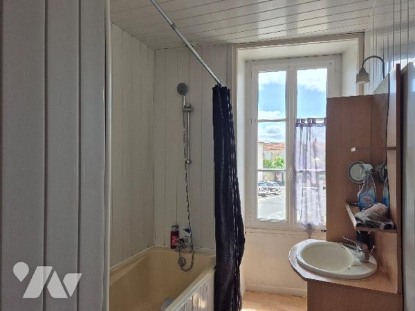 A Nalliers, plein centre, maison de bourg en pierre comprenant 2 appartements lumineux, meublés.