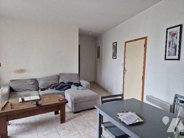 A Nalliers, plein centre, maison de bourg en pierre comprenant 2 appartements lumineux, meublés.