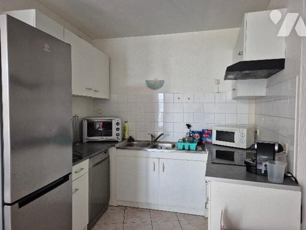 A Nalliers, plein centre, maison de bourg en pierre comprenant 2 appartements lumineux, meublés.