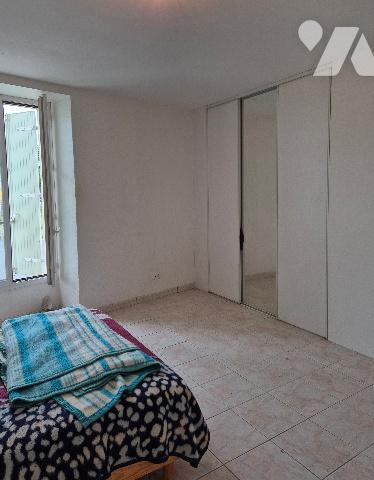 A Nalliers, plein centre, maison de bourg en pierre comprenant 2 appartements lumineux, meublés.