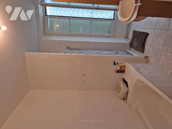 A Nalliers, plein centre, maison de bourg en pierre comprenant 2 appartements lumineux, meublés.